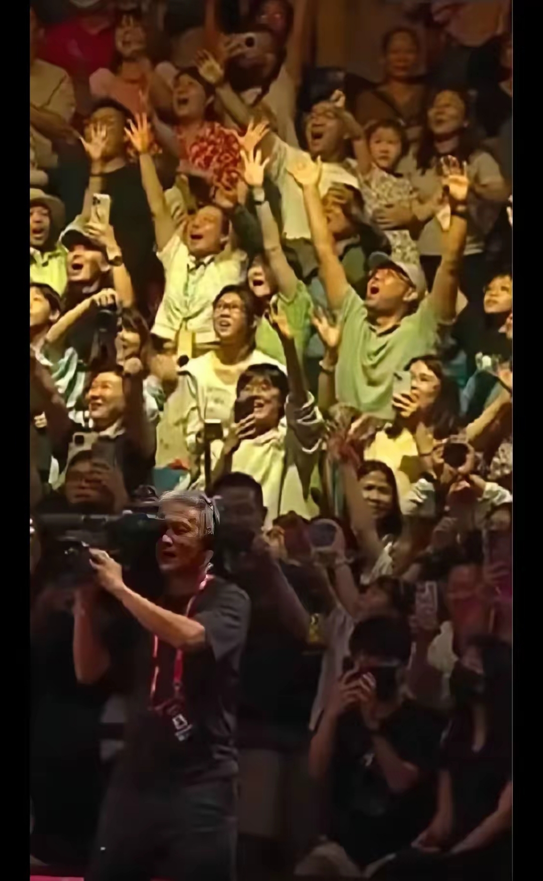 包含激情飞扬，球场上的每一场比赛都扣人心弦的词条