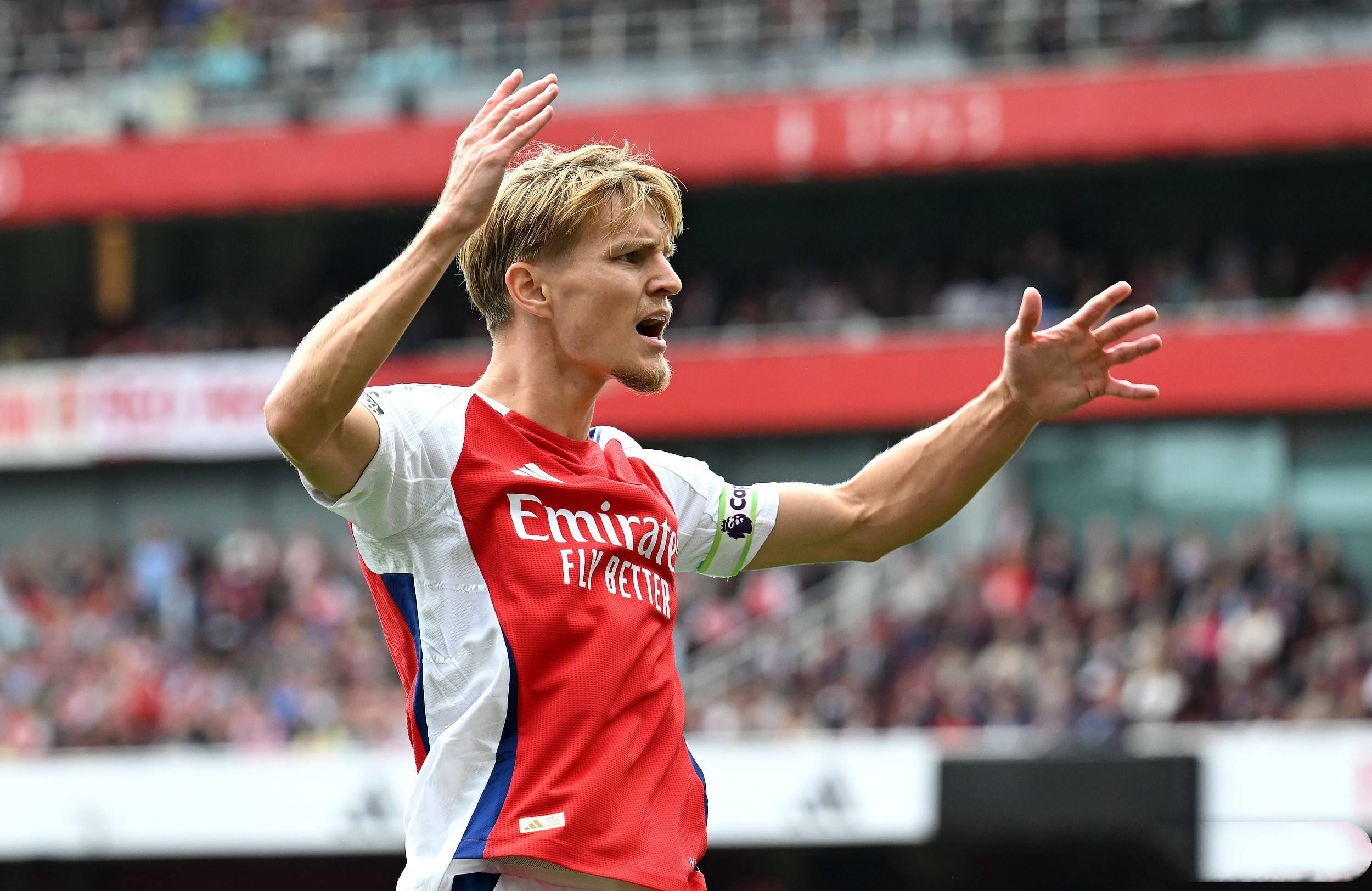 包含阿森纳球员伤愈复出，全队士气高昂的词条